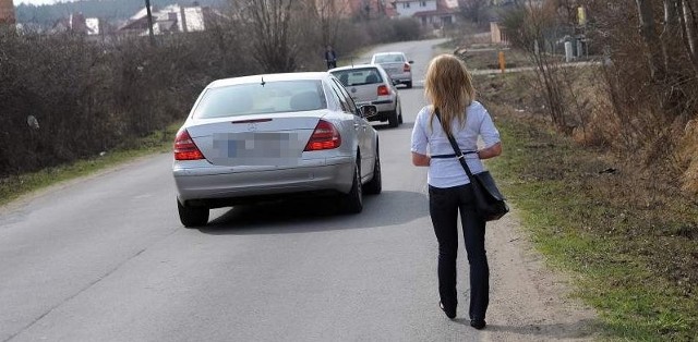 Mieszkańcy Mierzyna nie mają innego wyjścia - muszą chodzić brzegiem ul. Długiej, bo na drodze brakuje chodnika. Obawiają się, że taka sytuacja może doprowadzić do tragedii.