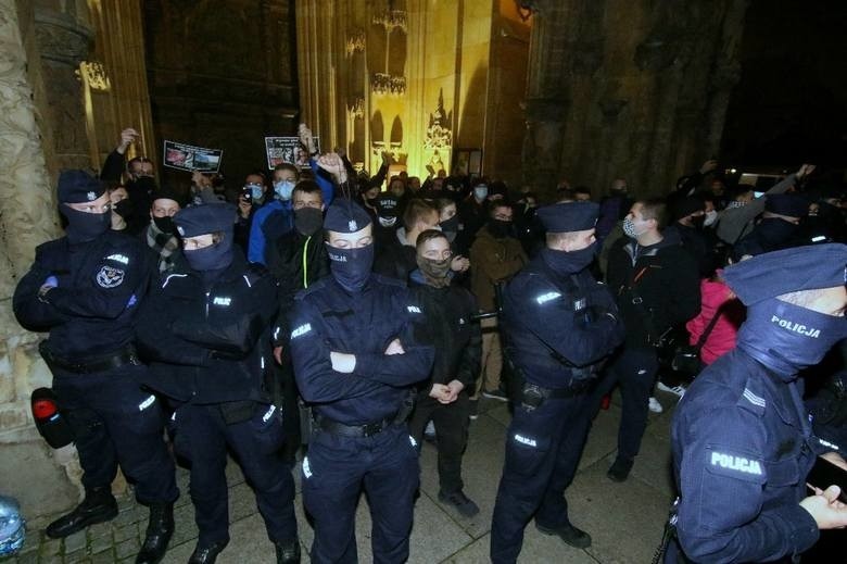 Wrocławianie dziękują policji na demonstracji! Mnóstwo transparentów [NOWE ZDJĘCIA]