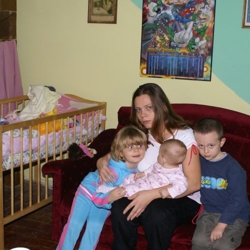 - Przyjmę każde mieszkanie, tylko niech w urzędzie mi pomogą - prosi Magdalena Kruk, na zdjęciu z dziećmi.