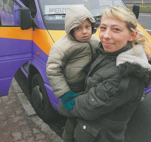 Monika Myszkowska z trzyletnim synkiem Pawełkiem wybiera się z Gorzowa do Brzozowca. - Prywatne linie są tańsze i wygodniejsze, ale o nich PKS-y też oczywiście nie informują - mówi pani Monika.