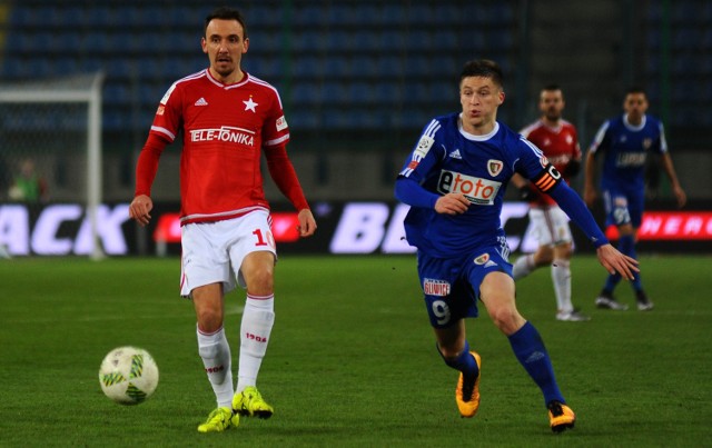Radosław Murawski (z prawej) to wychowanek Piasta, który jest kapitanem drużyny i gra w reprezentacji młodzieżowej Polski.