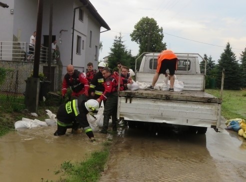 Woda ze szlamem zalałą domy i drogi w powiecie wadowickim