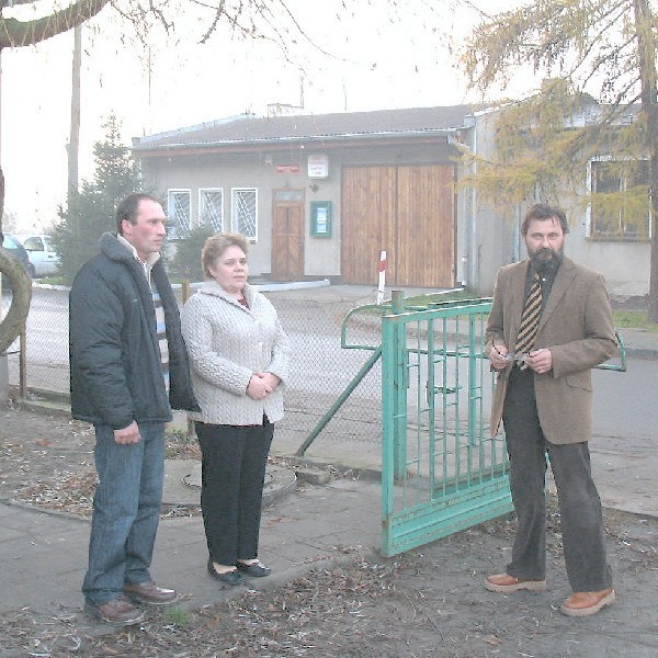 Piotr Pawlikowski (od lewej), Bożena Fladrowska i dyrektor szkoły Bogusław Ziółkowski zapowiadają walkę o salę