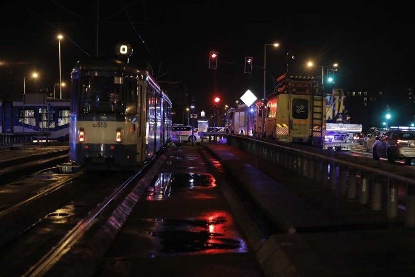 Kraków. Zderzenie tramwaju z autobusem na al. Jana Pawła II. Są ranni [ZDJĘCIA]