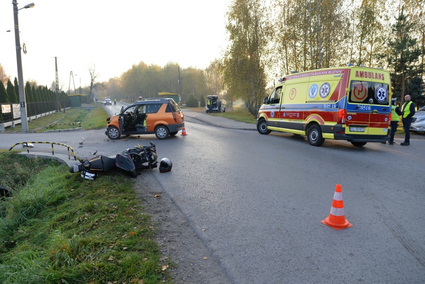 Policjanci i strażacy pracują na miejscu wypadku drogowego w...