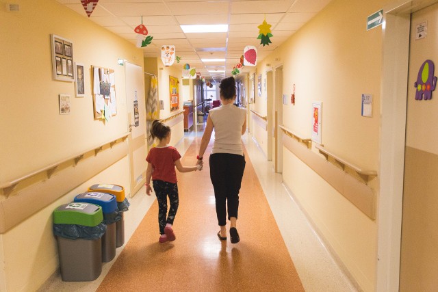 Wielu rodziców towarzyszy w szpitalu swoim dzieciom