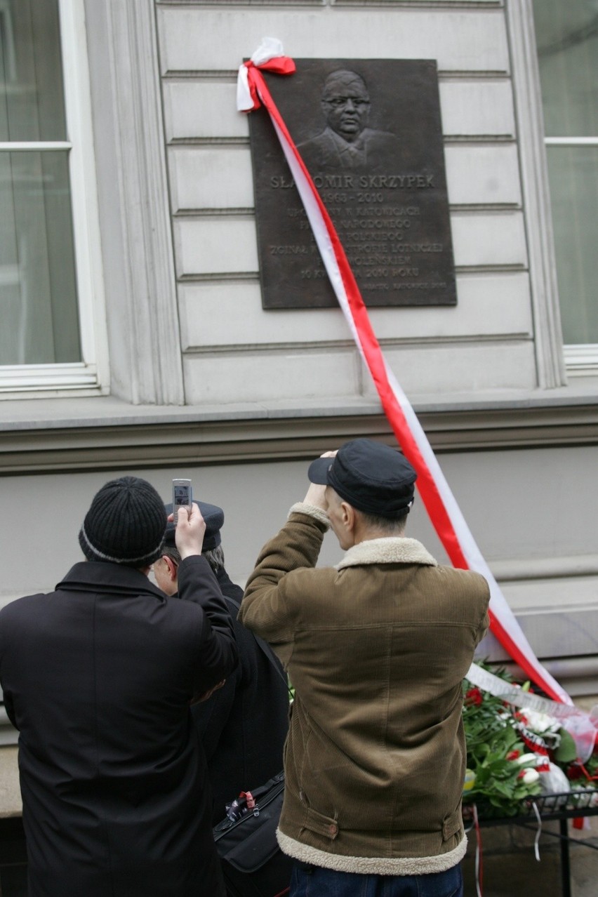 Tablica pamiątkowa Sławomira Skrzypka odsłonięta w VIII LO w Katowicach [ZDJĘCIA]