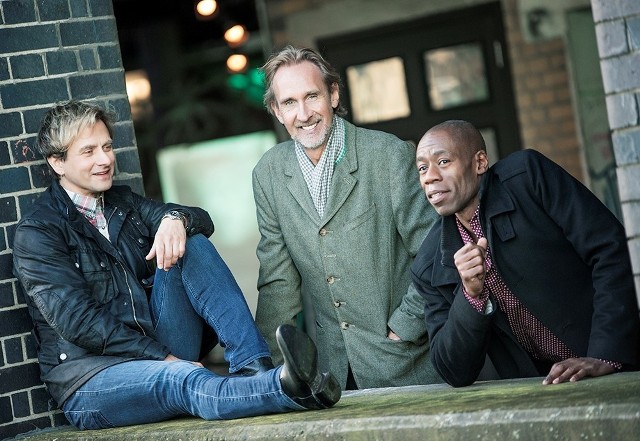 Mike & The Mechanics. W środku - Mike Rutherford.