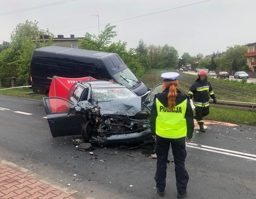 Obecnie w miejscu wypadku są utrudnienia w ruchu, droga jest...