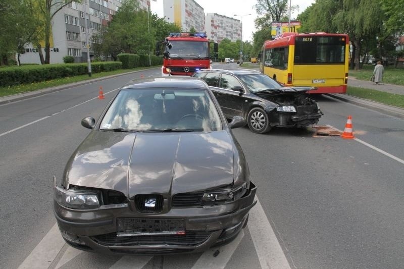 Wrocław: Wypadek na Popowickiej, zderzyły się trzy auta (ZDJĘCIA)