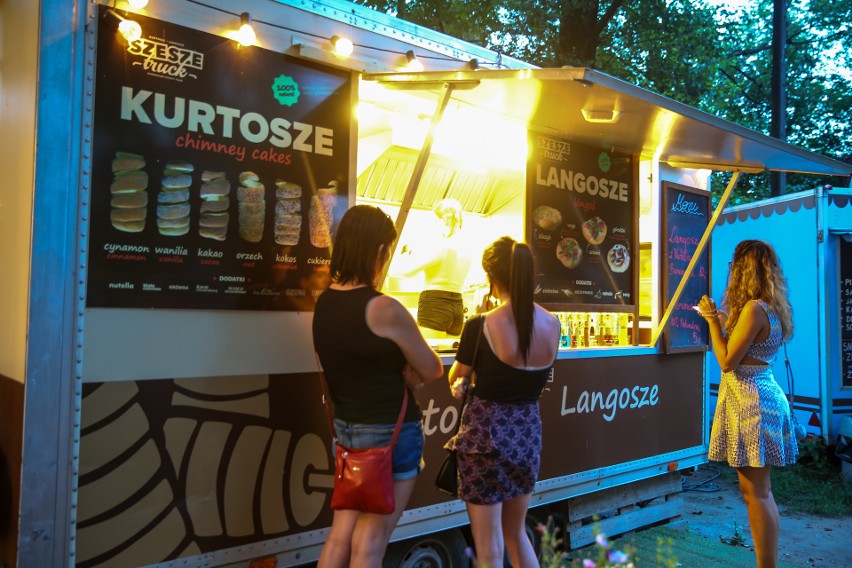 "Żarcie na kółkach". Foodtrucki znów zjechały do Krakowa