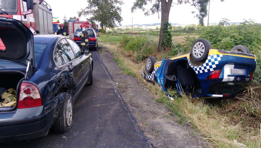 W Aksmanicach kierowca toyoty dachował po zderzeniu z passatem [ZDJĘCIA]