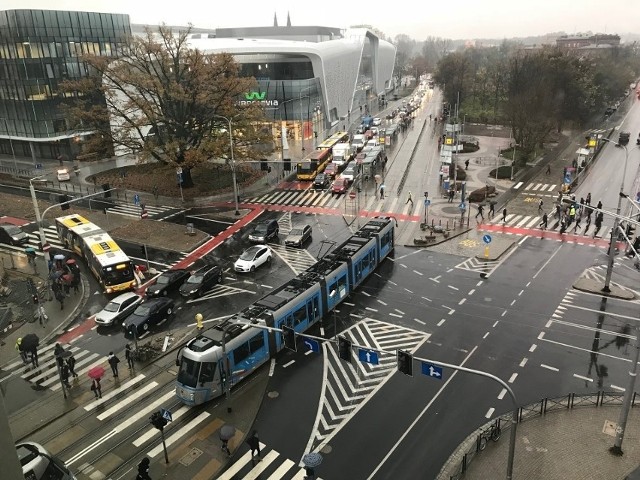 Zmiany dla tramwajów i autobusów od 12 lutego dotyczą skrzyżowania ulic Borowskiej, Suchej i Swobodnej oraz ulicy Komandorskiej