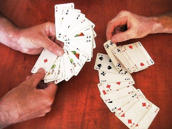 W tej grze chodzi o to, aby silne karty były  tylko po jednej stronie, żeby można było zgarnąć  całą pulę