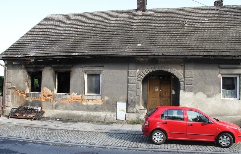 W nocnym pożarze w Kętach spłonęła część domu jednorodzinnego