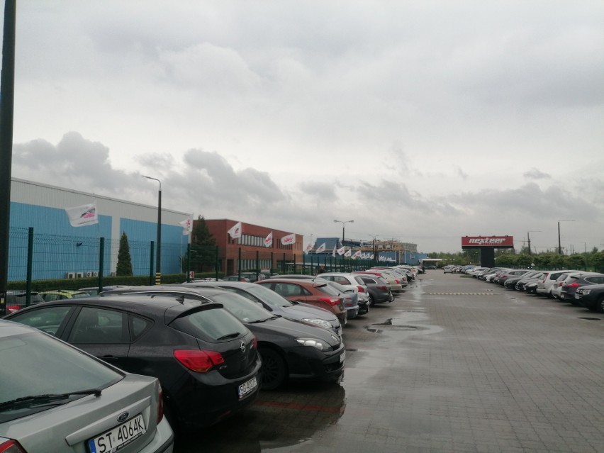 Strajkujący pracownicy przed zakładem Nexteer Automotive w...