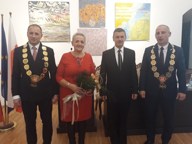 Od lewej: burmistrz Artur Ludew, dwójka wiceprzewodniczących rady: Dorota Jakubczyk, Marek Plewa i przewodniczący Marek Artur Koniarczyk. 