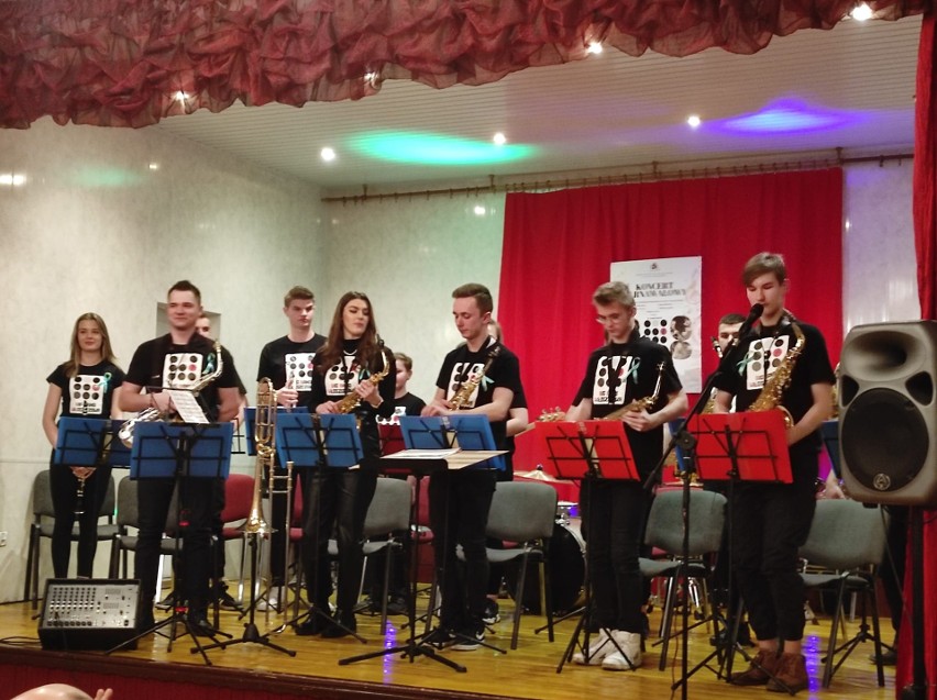 Zespół Big Band Włoszczowa dał wspaniały koncert w Kurzelowie. Muzycy solidaryzowali się z Ukrainą (ZDJĘCIA)