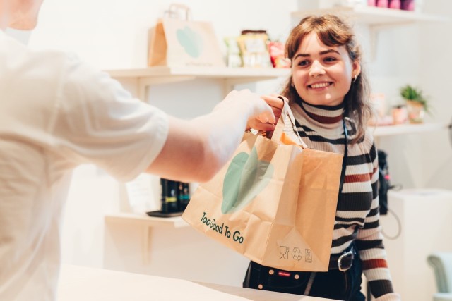 Too Good To Go  pomaga właścicielom lokali gastronomicznych ograniczyć marnowanie jedzenia i odzyskać pieniądze za produkty, które w przeciwnym razie zostałyby wyrzucone