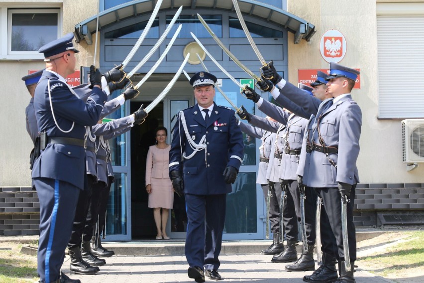 Święto Policji w Kielcach. Odznaczenia i medale dla świętokrzyskich policjantów, gratulacje dla generała Pawła Dzierżaka (DUŻO ZDJĘĆ)