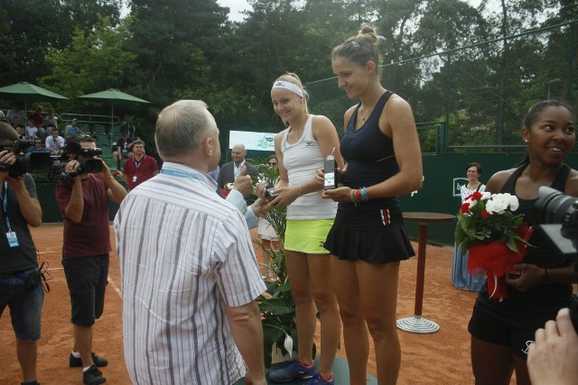 Turniej Bella Cup wkroczył w decydującą fazę. W sobotę rozegrano finałowy mecz gry podwójnej - zwyciężczyniami debla zostały Rebeka Masarova i Rebecca Sramkova. W niedzielę o 10 rozpocznie się finał singla, w którym Sramkova podejmie Martę Kostyuk.POLUB NAS NA FACEBOOKU Nie wiesz, jak skorzystać z PLUSA? Kliknij TUTAJ;nf, a dowiesz się więcej![lista][*] Co dostanę w ramach abonamentu?;nf[*] Dlaczego mam płacić za treści w sieci?;nf[*] Najczęstsze pytania;nf[/lista]