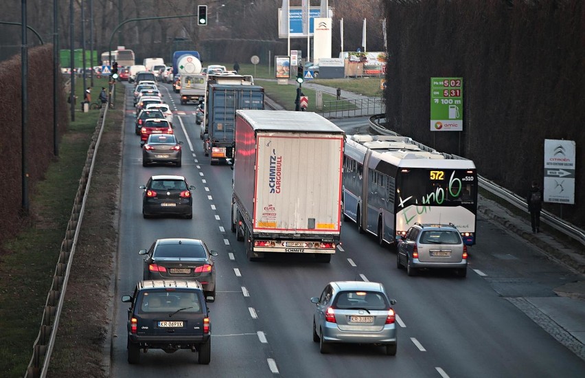 Kraków. Mieszkańcy północy Krakowa mają już dość korków. Apelują o wprowadzenie zakazu wjazdu dla tirów na główne ulice