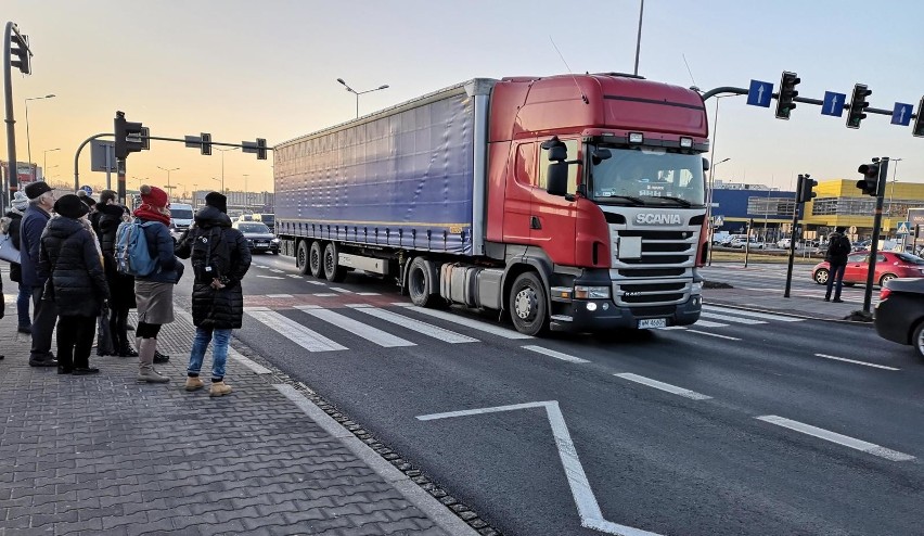 Kraków. Mieszkańcy północy Krakowa mają już dość korków. Apelują o wprowadzenie zakazu wjazdu dla tirów na główne ulice