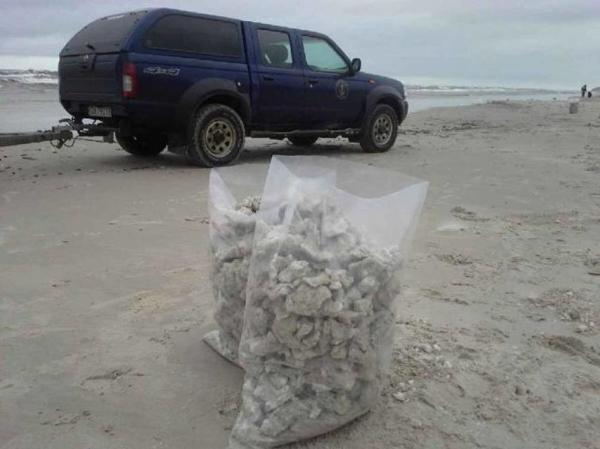 20 ton parafiny na plażach w gminie Choczewo [ZDJĘCIA]
