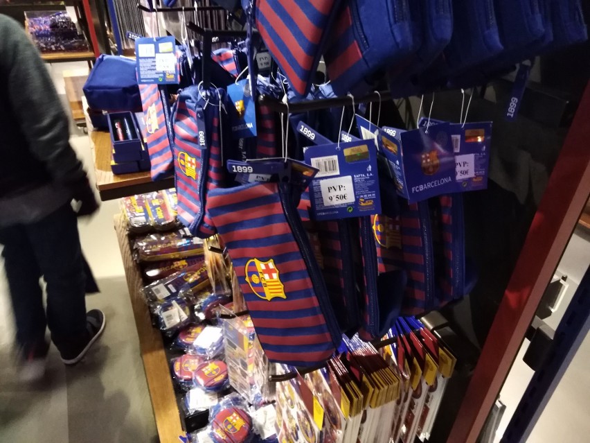 W oficjalnym sklepie FC Barcelony wybór gadżetów jest...