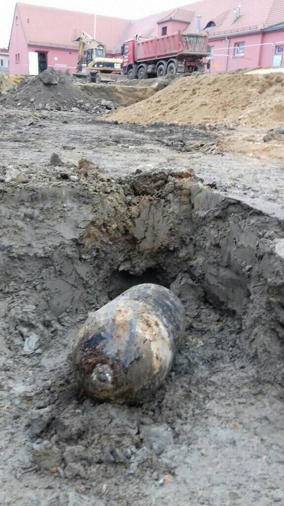 Bomba lotnicza w Lubaniu. Nie dało się jej wywieźć. Zbudowano sarkofag i unieszkodliwiono ją! [ZDJĘCIA]