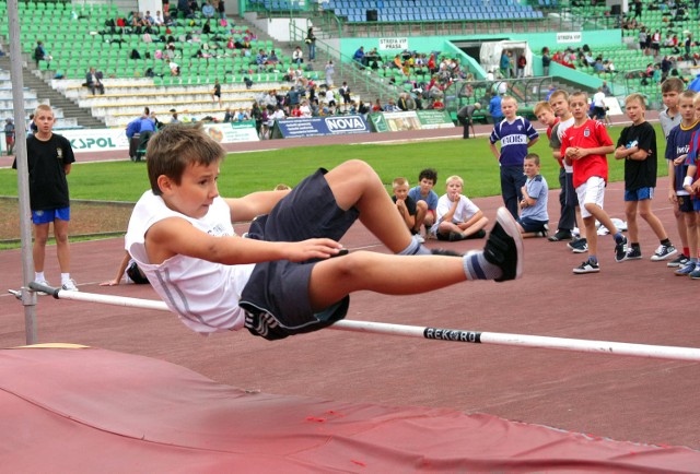 Dawid Budzichowski z SP nr 7 skacze przez poprzeczkę