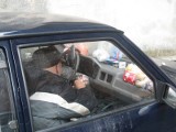 W Żarach starszy mężczyzna od dwóch lat koczuje w samochodzie