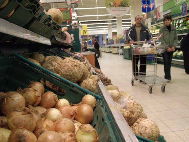 W "Tesco" w tym tygodniu wiele warzyw jest w promocji. Na przykład dwie sałaty lodowe kosztować będą 5,99 zł, a dwa brokuły - 4,43 zł.