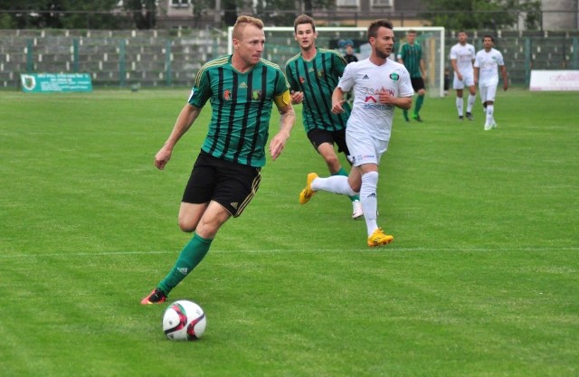 Adrian Gębalski (z piłką) swoim golem dał wygraną Stali Stalowa Wola w Wejherowie.