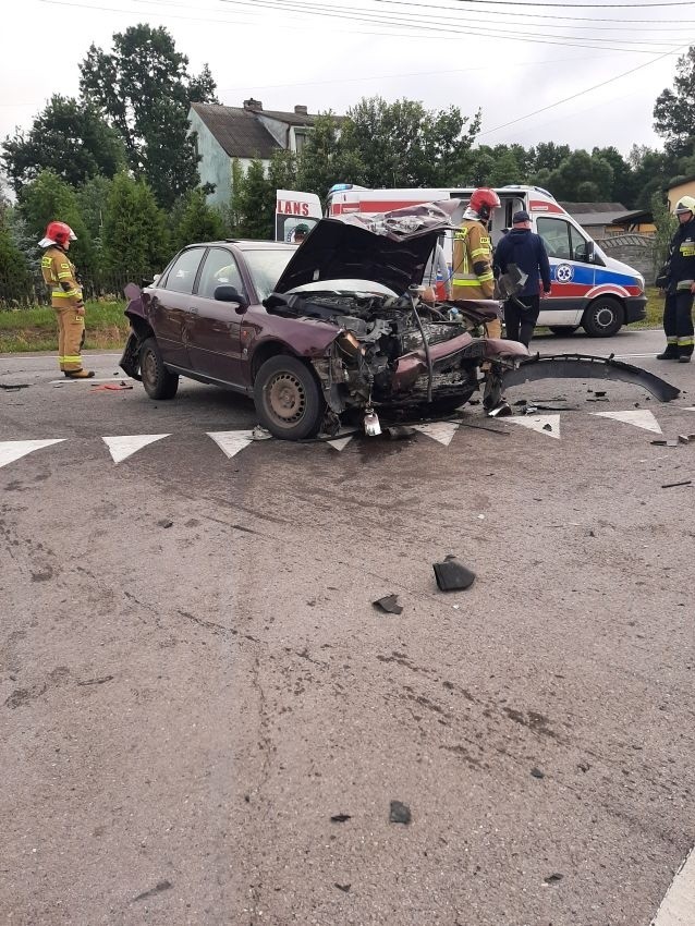 Wypadek w Napękowie. Zderzyły się trzy samochody. Droga krajowa numer 74 była zablokowana