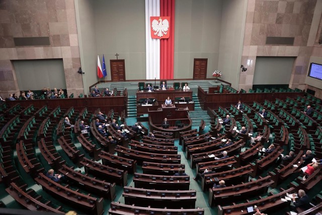 PiS wygrałoby wybory parlamentarne - wynika z najnowszego sondażu. W poselskich ławach zasiadłoby 192 posłów tej partii