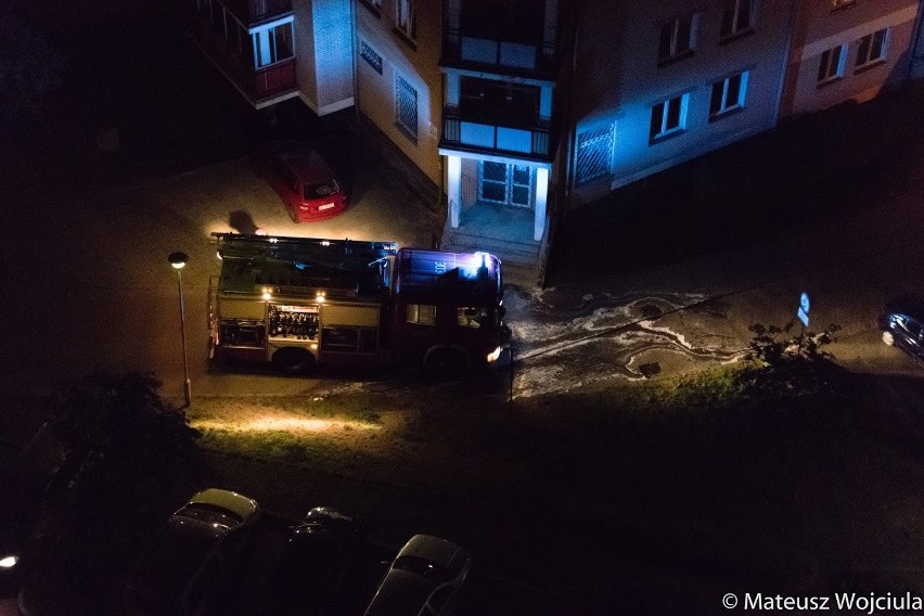 Pożar zaczął się w bagażniku jednego z samochodów stojących...