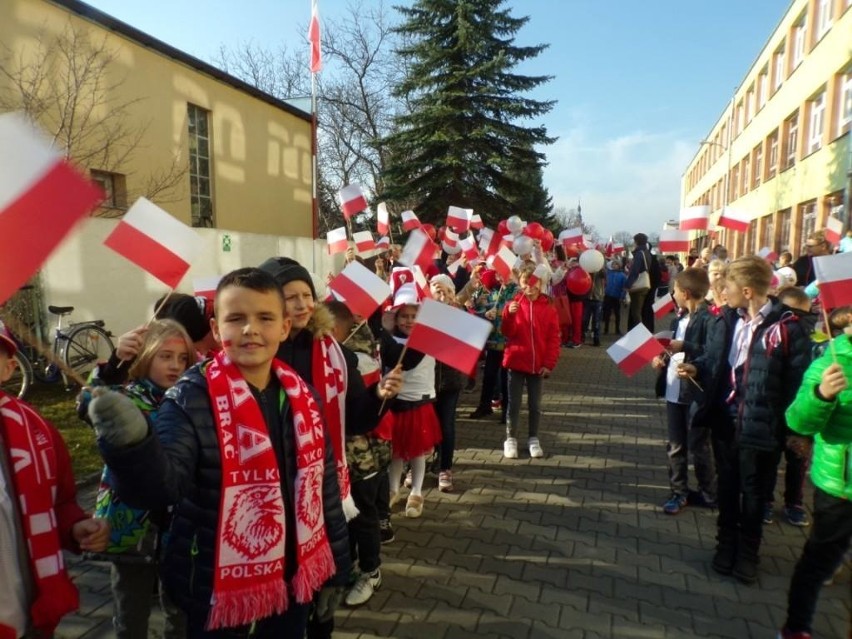 Biało-czerwone święto uczniów Publicznej Szkoły Podstawowej numer 1 w Szydłowcu