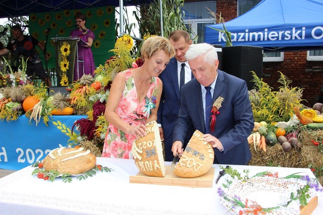 Starostowie dożynek: Małgorzata Olech z Dalechowic i Paweł Sambór z Broniszowa wspólnie z burmistrzem dzielili chleb wypieczony z mąki z tegorocznych zbiorów.