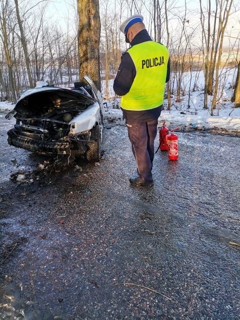 Wypadek na trasie Banie Mazurskie - Wólka. Nie żyje 61-letni kierowca passata, który uderzył w drzewo [ZDJĘCIA]