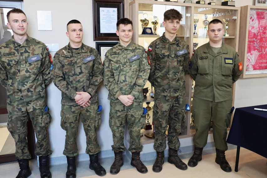 Klasy wojskowe Szkół Zakładu Doskonalenia Zawodowego w Radomiu pod patronatem brygady wojsk terytorialnych 