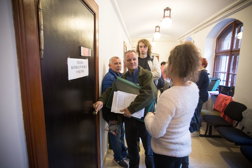 Wybory samorządowe 2018. Skandal wyborczy w Słupsku. Porzucono worki z głosami