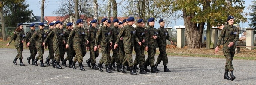 Ślubowanie uczniów klasy mundurowej ZSEiO w Oleśnie.