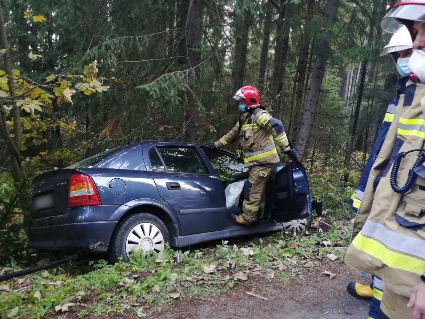 Podhale. Wypadła z drogi i uderzyła samochodem w drzewo [ZDJĘCIA]