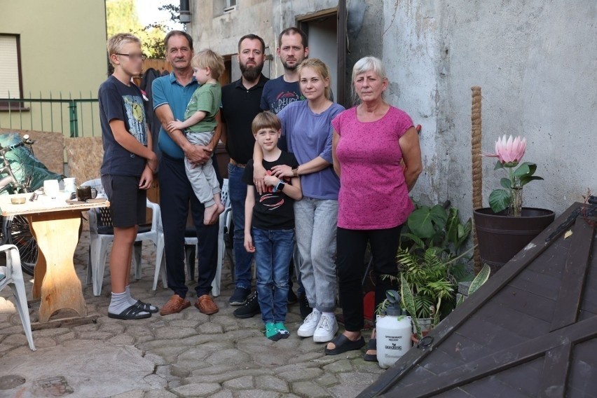 16-osobowa rodzina Mielcarków mieszka w kamienicy w Tarnowie...