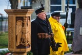 104. rocznica Zaślubin Polski z Morzem w Pucku. Na Starym Rynku 104-metrowa flaga Polski, nad miastem śmigłowiec Marynarki Wojennej