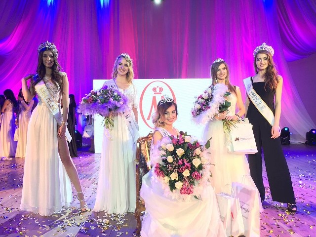 Na tronie z koroną Miss Podkarpacia 2017 Natalia Barańska. W drugim rzędzie od lewej Paulina Maziarz, Monika Serwińska, Jagienka Preisner oraz Patrycja Pabis.