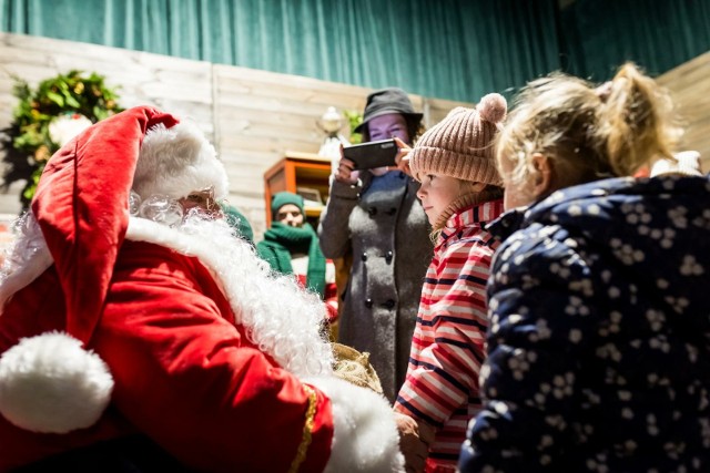 Święty Mikołaj podczas domowej wizyty rozmawia z dziećmi, opowiada o Laponii, kolęduje, wysłuchuje wierszyków... I oczywiście wręcza prezenty.