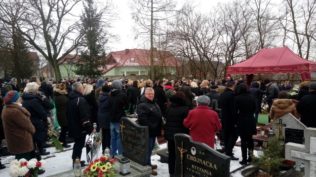 We wtorek, 5 lutego, odbył się pogrzeb Kazimierza Gojtki. W Kostrzynie nad Odrą był powszechnie znany. Przez ostatnie lata pracował w Kostrzyńskim Centrum Kultury. W ostatniej drodze towarzyszyło mu kilkuset mieszkańców miasta.przy grobie zmarłego stały dwie duże fotografie. - Zapamiętajmy pana Kazimierza takim, jakim jest na tych dwóch zdjęciach. Uśmiechnięty, serdeczny - mówił w czasie ceremonii pogrzebowej ks. kan. Wojciech Błaszczyk, proboszcz parafii pod wezwaniem Matki Bożej Rokitniańskiej.W ostatniej drodze Kazimierzowi Gojtce towarzyszyła rodzina, przyjaciele, znajomi. Byli pracownicy Kostrzyńskiego Centrum Kultury, w którym przepracował ostatniej lata, byli też przedstawiciele innych miejskich instytucji, miejscy i powiatowi radni, burmistrz miasta i jego zastępca. W sumie ponad 200 osób. Kazimierz Gojtka zmarł w piątek, 1 lutego, po walce z ciężką chorobą. Czytaj więcej o Kostrzynie nad Odrą:  Kostrzyn nad Odrą - informacje, wydarzenia, artykułyZobacz też wideo: Magazyn Informacyjny Gazety Lubuskiej 