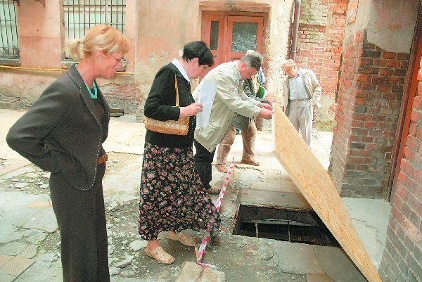 Inspektorzy z ADMą szkody, jakie budowa  centrum handlowego spowodowała przy ul.  Gdańskiej 10